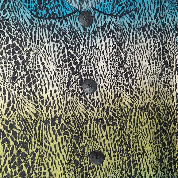 Multiples Plus Size 3X Crinkle Animal Print V-Neck 3/4 Sleeve Button Top - Picture 4 of 7